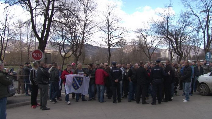 U Zenici održani mirni protesti demobilisanih boraca (FOTO)