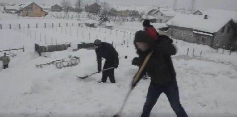 SAMO U BiH: Masovna tuča zbog čišćenja snijega, tri osobe završile u Hitnoj