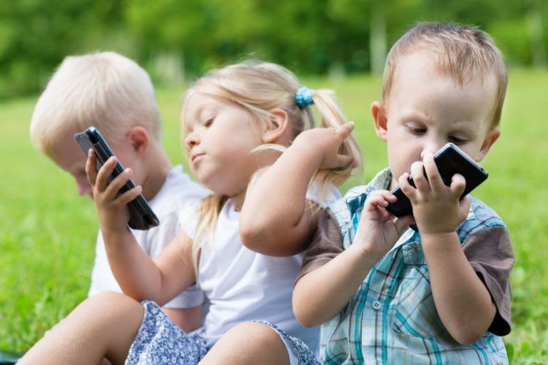 Kad djetetu date pametni telefon, to je isto kao da ste mu dali gram kokaina!