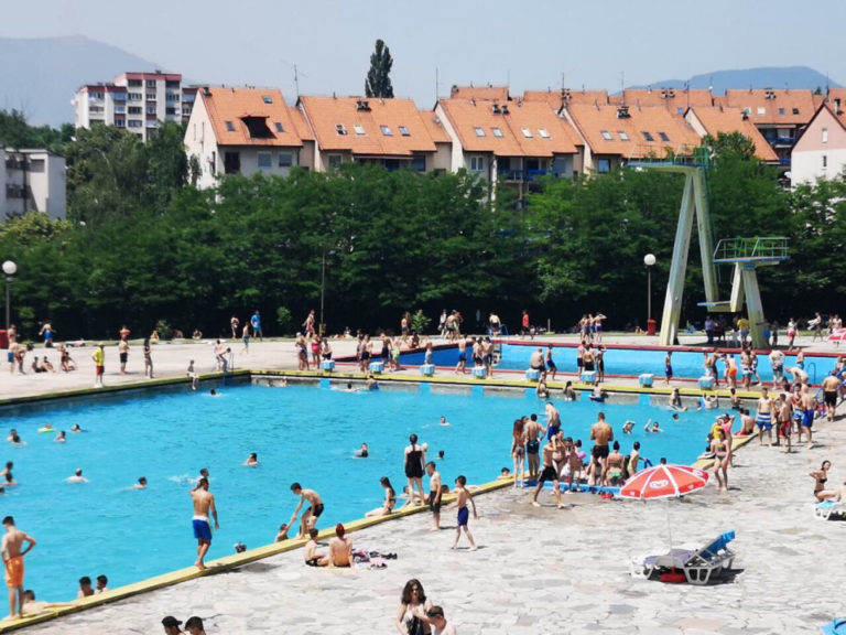 Brojni posjetioci uživaju na zeničkim bazenima (FOTO)