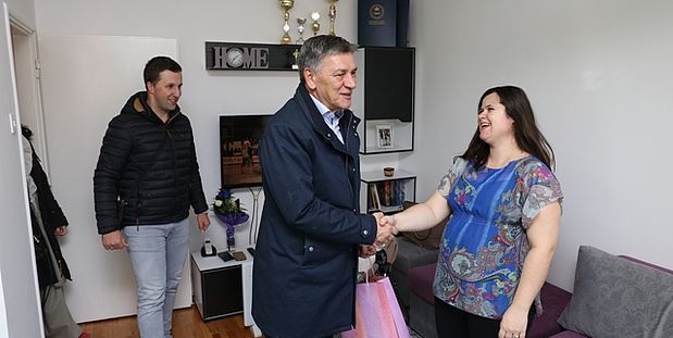 Kasumović posjetio porodicu prve rođene bebe u Zenici ove godine