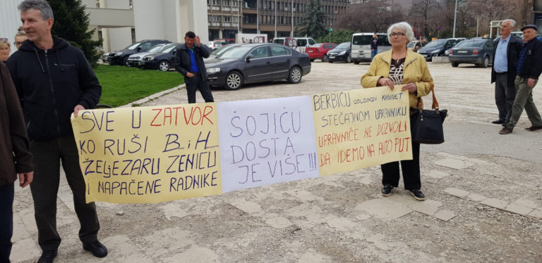 Zenica: “Željezarci” se okupili ispred Suda, čeka se odluka o sudbini radnika