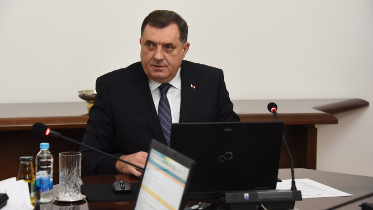 Dodik zahvalio Džaferoviću i Komšiću što su iznijeli jednu zastavu