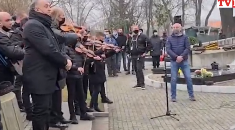 Najpotresnija scena na sahrani Džeju: Muzičari zasvirali “Nedelju”