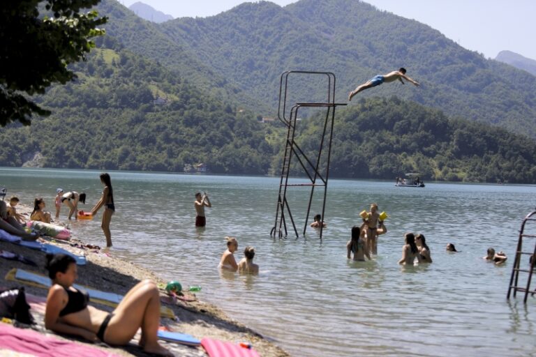 Jablaničko jezero puno kupača koji uživaju u čistoj jezerskoj vodi