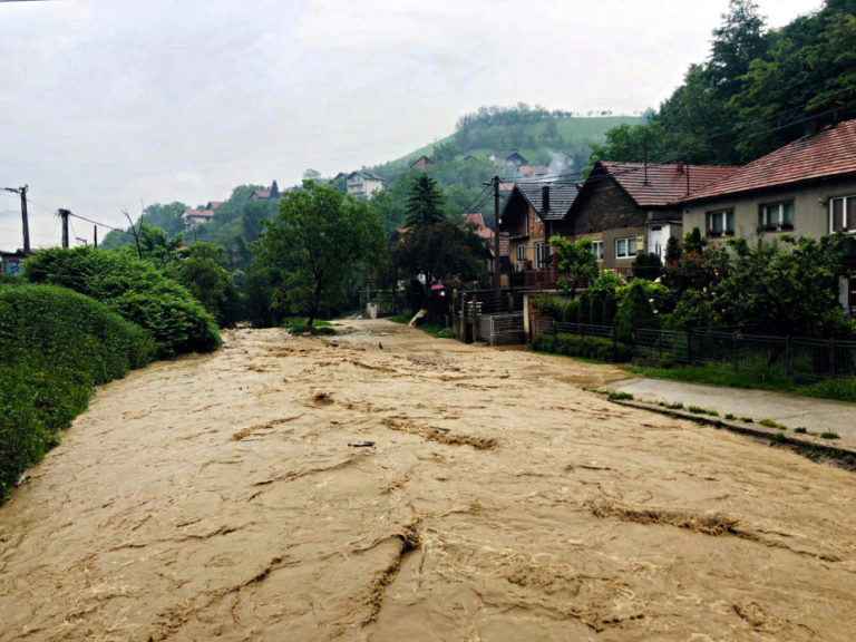 Prekinuta putna komunikacija prema Arnautima, voda u Vardištu i Travničkoj došla do kuća (FOTO)