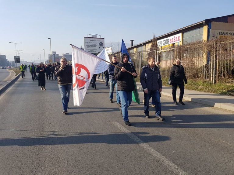 ZENICA Iscrpljeni i gladni radnici “Željezare” blokirali M-17 dok ih Novalić ne posjeti