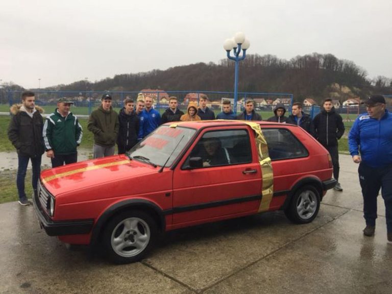 Trener i saigrači golmanu kupili Golfa ”dvojku’ i ostvarili mu životni san (VIDEO)