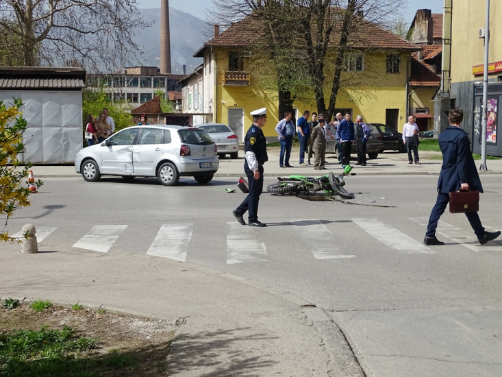 Nesreća u Zenici: Povrijeđen motociklista, prevezen u bolnicu (FOTO)