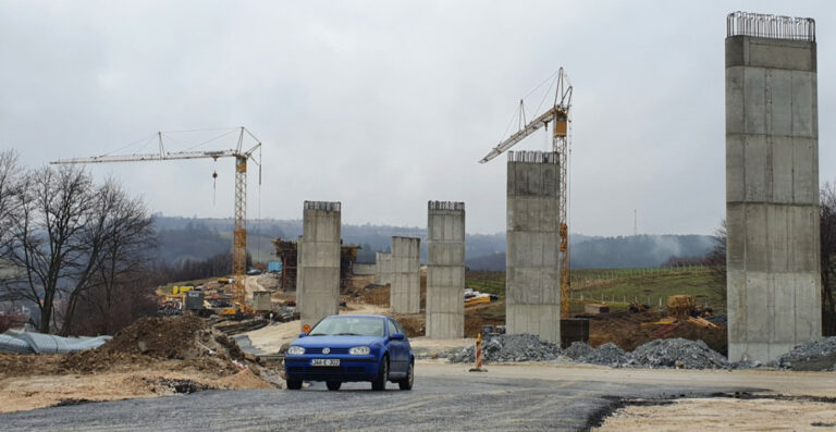 Autoput ide dalje, radnici na gradilištu u Tarčinu