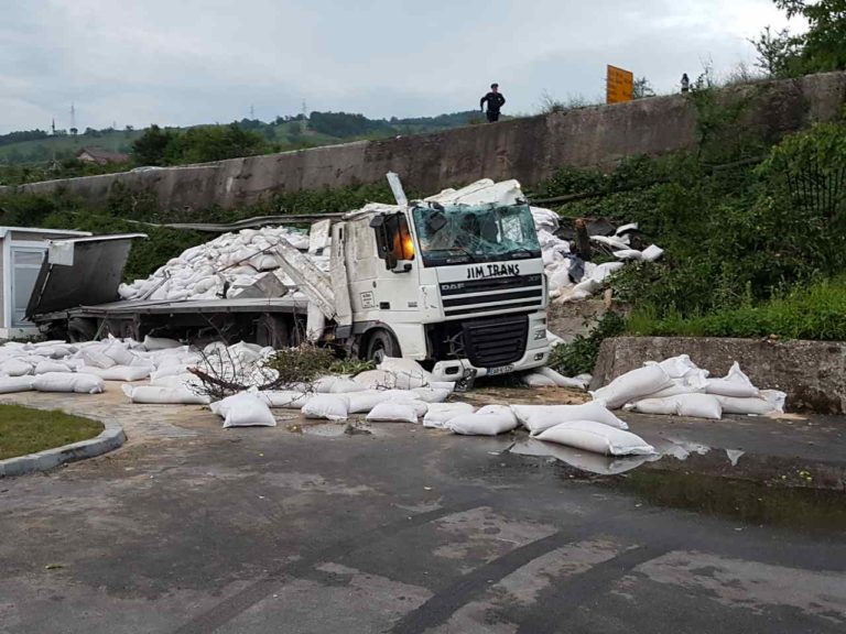 Zenica: Kamion sletio sa magistralnog puta M17 (FOTO)