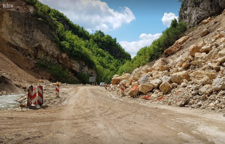 NOVI PROBLEMI Zeničani ogorčeni: Prave nam autoput, a cesta koju sada koristi 10.000 ljudi liči na oranicu