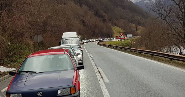 Kilometarske kolone vozila kod tunela Vranduk (FOTO-VIDEO)