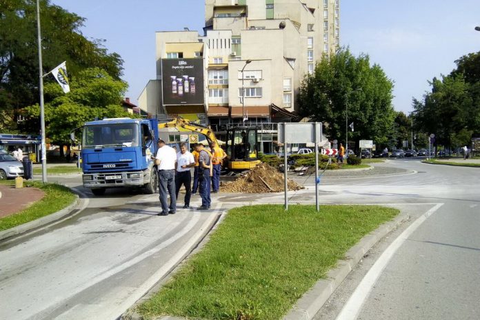 Zbog kvara na vodovodnoj cijevi na kružnoj raskrnici kod Metalurga, izmijenjen režim saobraćaja