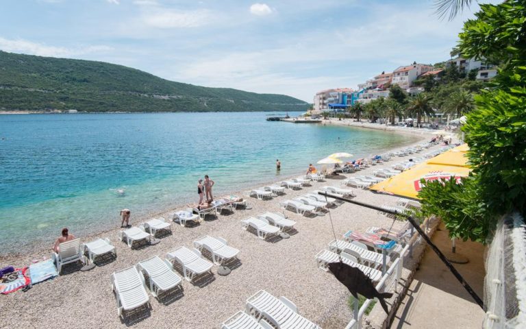 Bh. građani razočarani: Privatizovana gradska plaža u Neumu, za ležaljke i suncobrane po danu 12 KM!