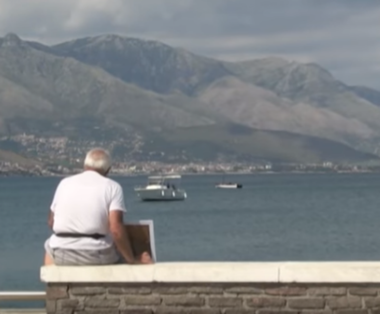 Dirljiva ljubavna priča: Fotografiju preminule supruge nosi na plažu