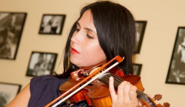 Klasična muzika na plejbek: Neobična priča o ženi koja je četiri godine svirala violinu u lažnom orkestru