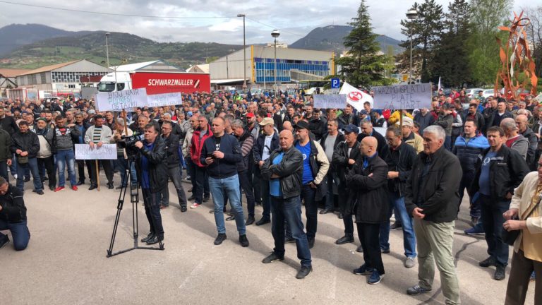 ZENICA | Radnici “ArcelorMittala” protestiraju zbog neisplaćenih plaća: Biju Nair podnesi ostavku!