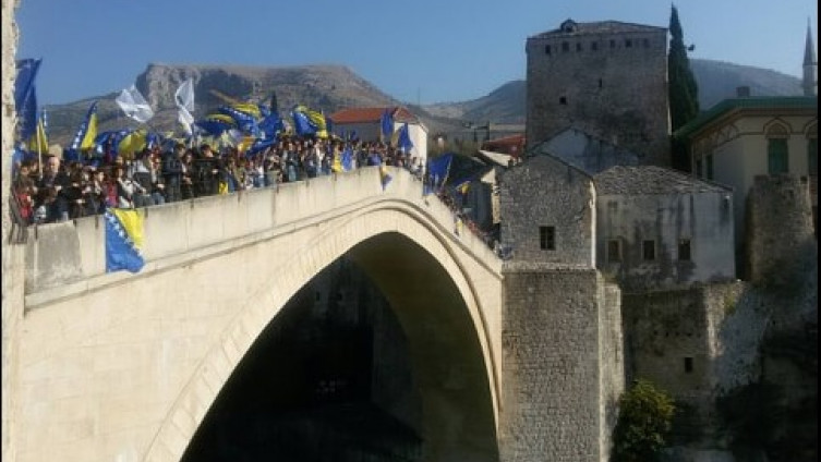 Uz zvuk sirene i skok bez aplauza obilježena 25. godišnjica rušenja Starog mosta u Mostaru