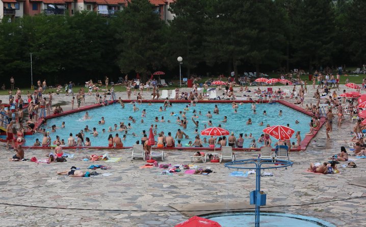 Krcati bazeni u Crkvicama: Atraktivne Zeničanke mamile uzdahe (FOTO)