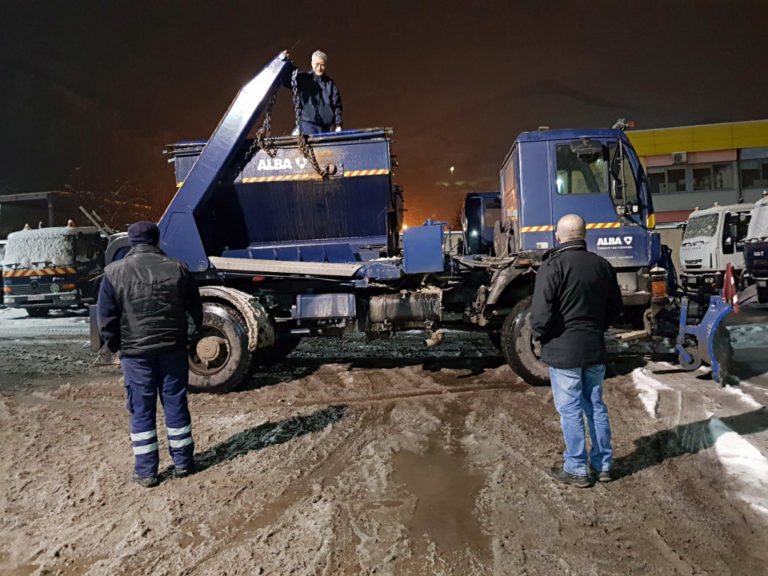 U trećoj smjeni s zeničkim komunalcima: Čiste ulice po cijelu noć, a građani ih kritiziraju (FOTO)