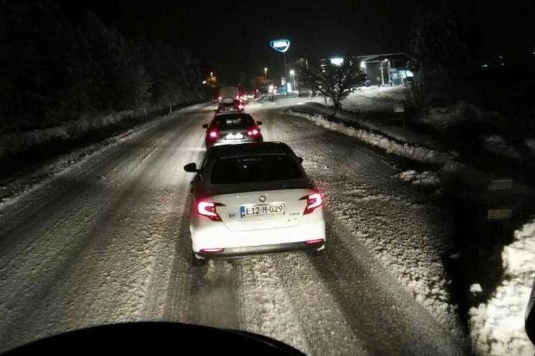 Zbog snijega kilometarske kolone u Vranduku, komesar Šut krivi čistače puteva