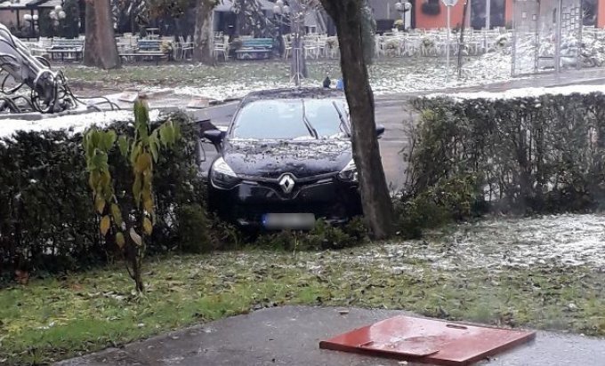 BiH: Automobilom uletio u dvorište škole