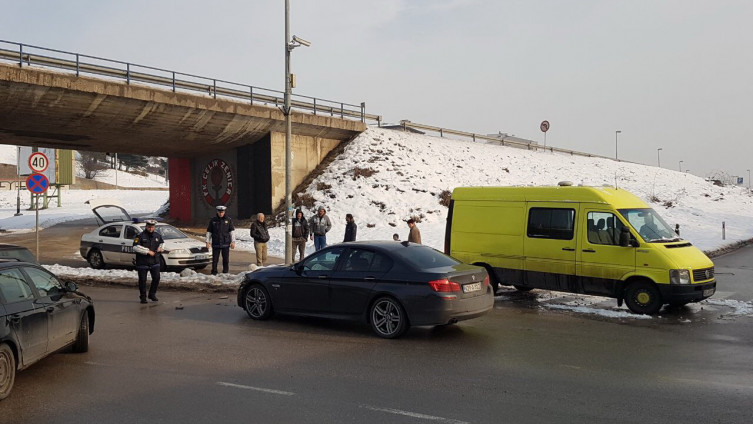 U Zenici sudar kombija i BMW-a