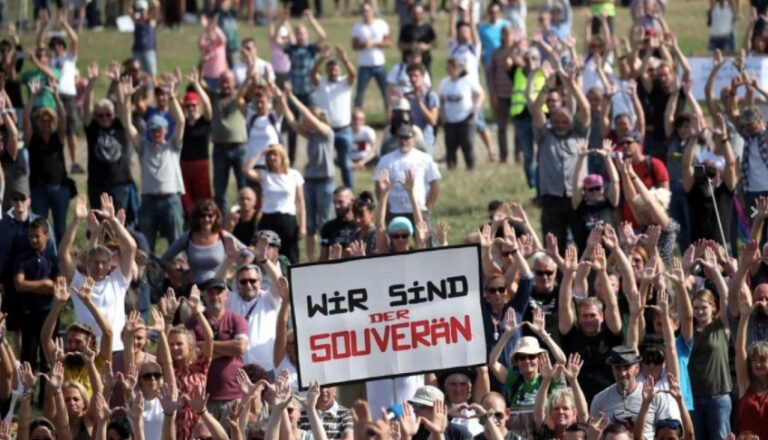 Veliki protest: Niko ne nosi maske, tvrde da je “korona laž”