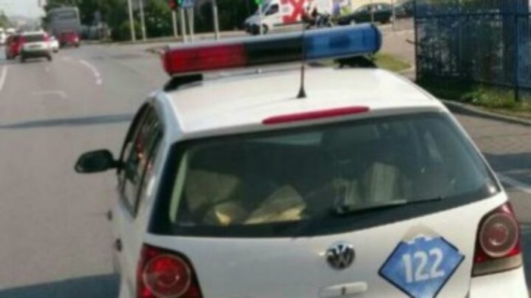 Samo kod nas: Policajci u službenom autu prevozili drva