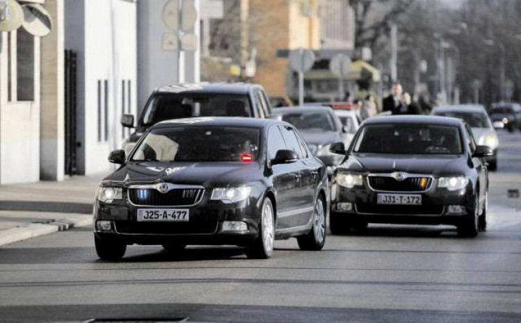 Ukoliko vidite vozilo funkcionera pod pratnjom morate se skoniti ili ćete dobiti kaznu od 50 do 250 KM