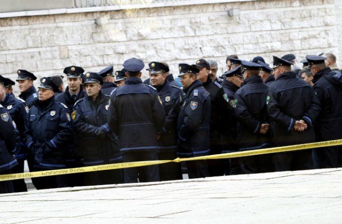 Policajci protestuju pred zgradom Parlamenta FBiH