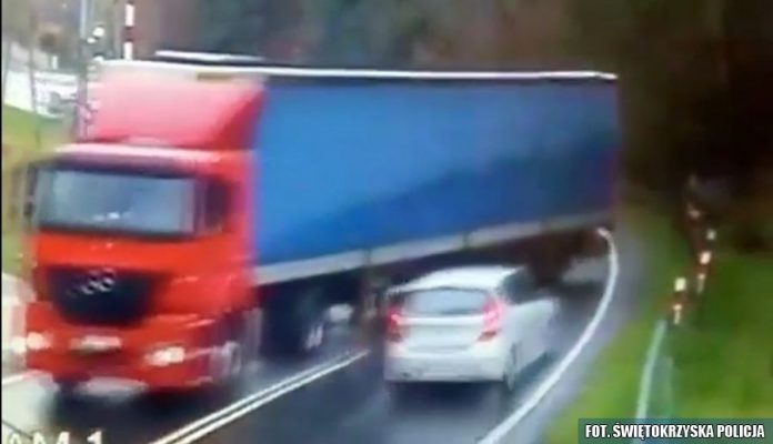 Šleperom pomeo automobil pa nastavio kao da ništa nije bilo (VIDEO)