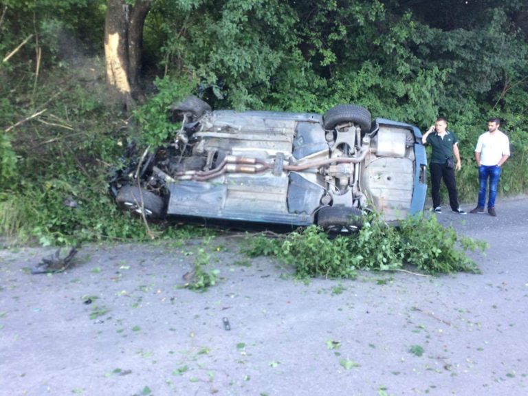 Vjetrenice kod Zenice: Automobil završio na krovu (FOTO)