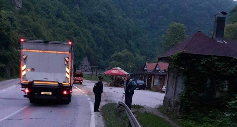 POGINUO VOZAČ: Stravične scene na mjestu tragedije nakon slijetanja vozila u rijeku Lašvu (FOTO)