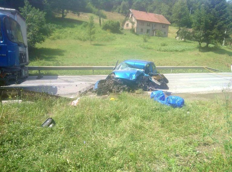 Nesreća na M-17 u Žepču: Sudar dva teretna i dva putnička vozila, ima povrijeđenih (FOTO)