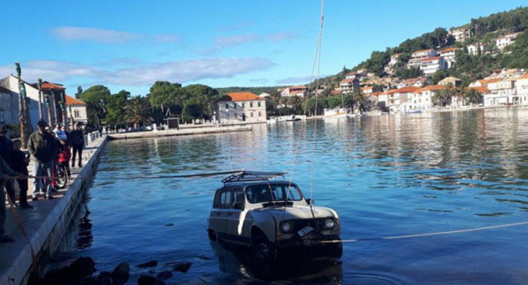 Parkirao da popije kafu, pa mu Renault završio u moru