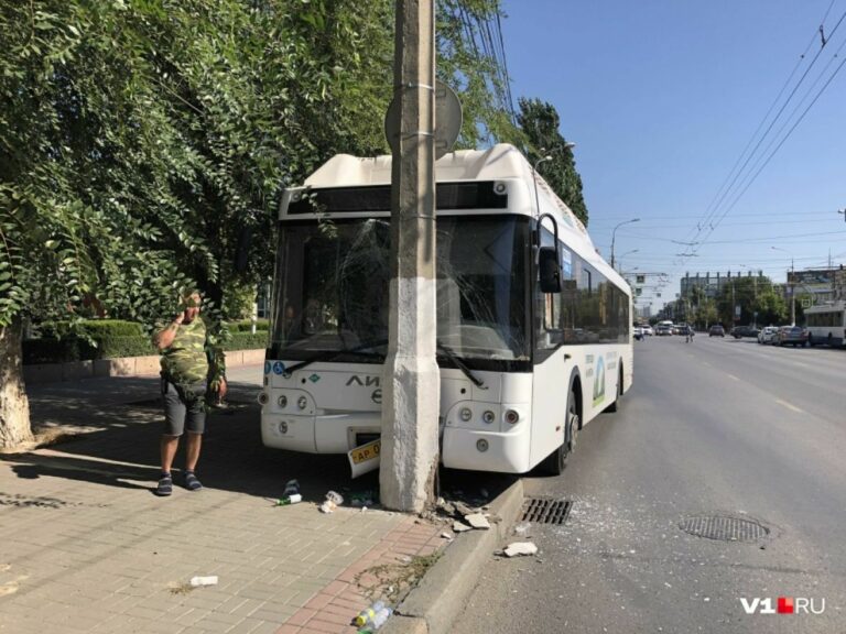 Obračun u vožnji: Vozač se potukao s radnim kolegom, a trolejbus se zabio u stub