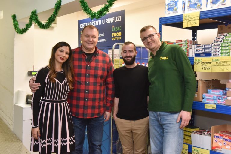 Vlasnici ‘food outleta’ za stalno zaposlili mladića s posebnim potrebama i beskućnika (FOTO)