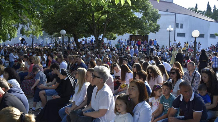 Hiljade vjernika i hodočasnika na svetkovini bez maski i fizičke distance