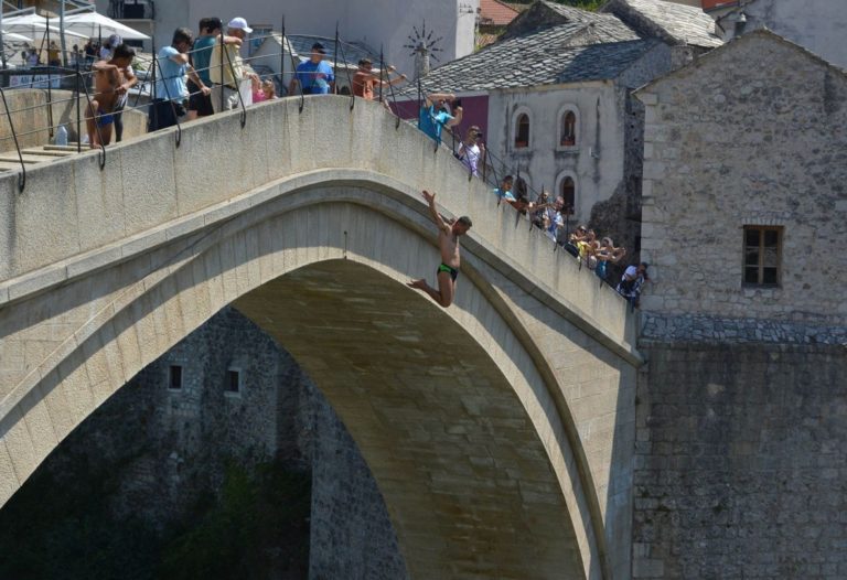 Skokom sa Starog mosta bez aplauza odana počast žrtvama Srebrenice