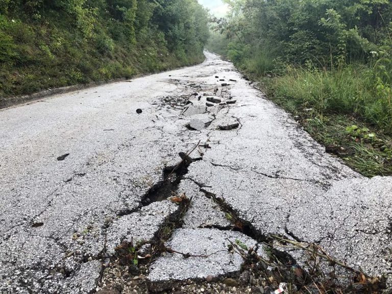 HAOS NA PUTU DO SMETOVA: Pogledajte kako izgleda put do izletišta (FOTO)