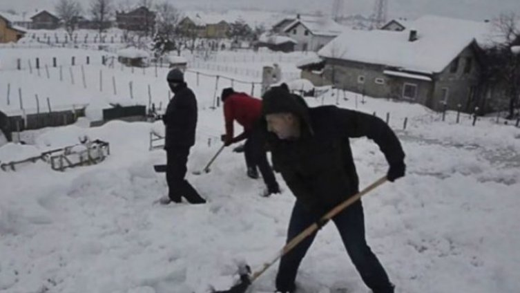 HIT NA INTERNETU Snimak čišćenja snijega u Bihaću nasmijao sve