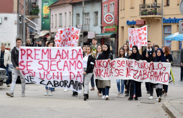 Studenti u Zenici obilježili Dan bijelih traka: Premladi da se sjećamo, odlučni da ne zaboravimo