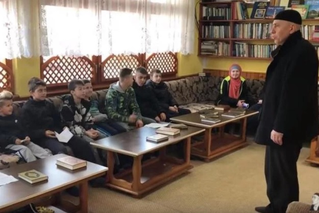 Hafiz Husejn Čajlaković novcem nagrađuje djecu koja dolaze u džamiju