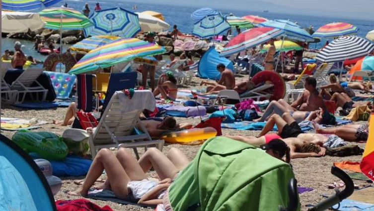 Makarska rivijera: Mjesta na plaži “bukiraju” se i prije šest ujutro