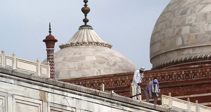 Snažne oluje oštetile Taj Mahal