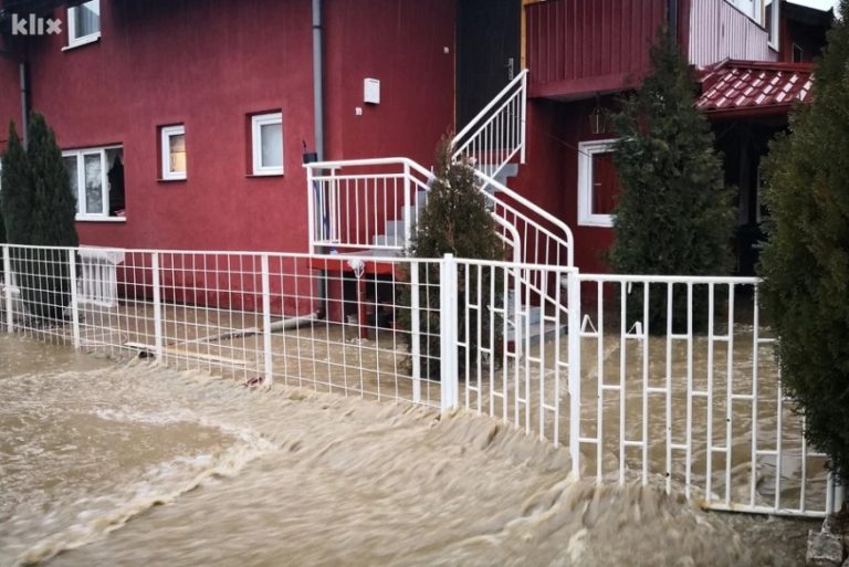 Desetine kuća poplavljeno u Zenici, mještani traže pumpe za vodu