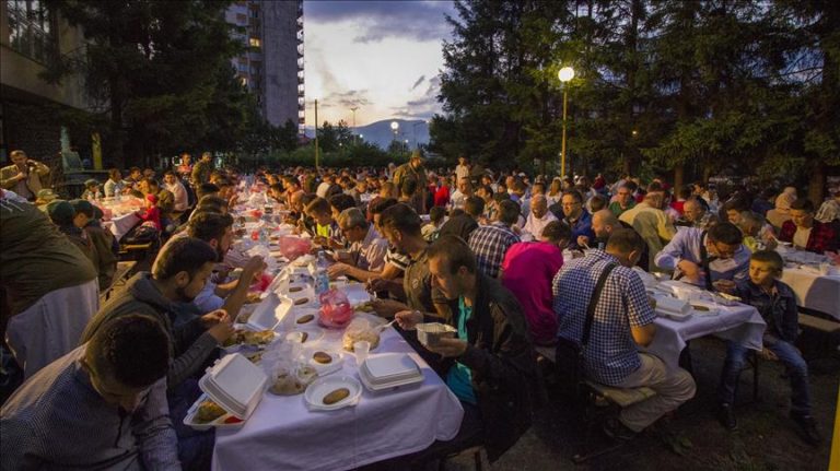 Zenica: Organiziran iftar za 400 osoba