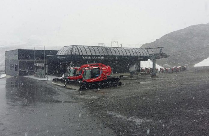 Austrijanci u nevjerici: Snijeg zabijelio pokrajinu Tirol (VIDEO)